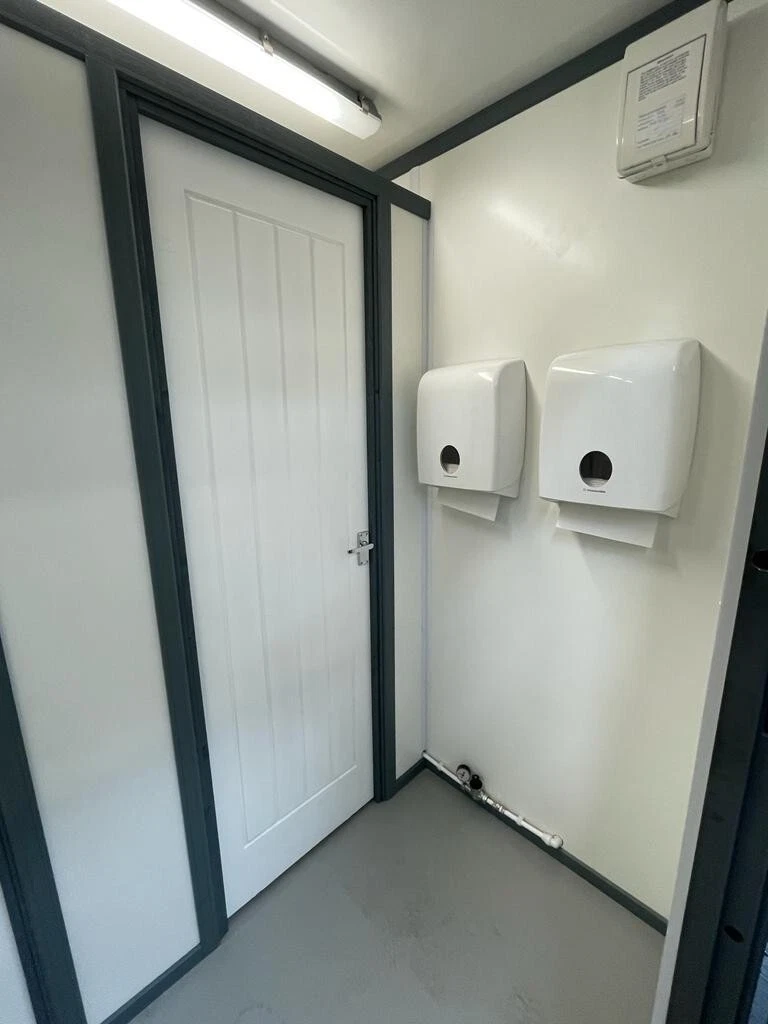 20ft x 8ft Shipping Container Toilet Block – Reading